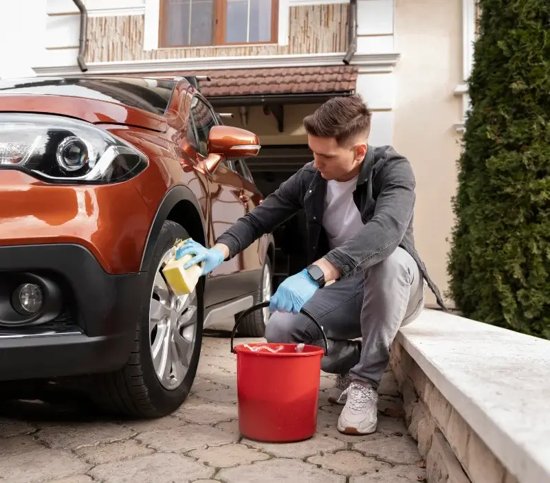 Lavage auto à domicile Jabreilles-les-Bordes : professionnel intervenant sur un véhicule